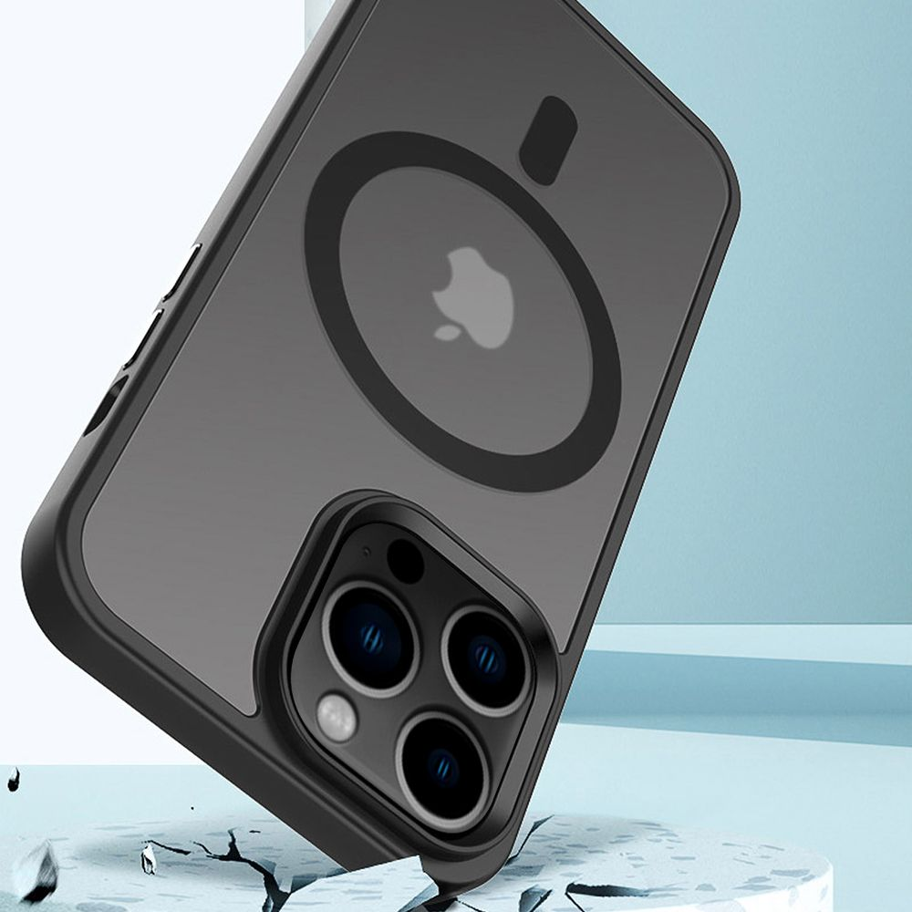 Una funda de teléfono negra y gris, con un logotipo de Apple, se está cayendo sobre una superficie rota.