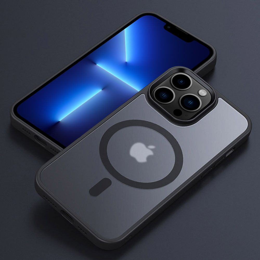 Un teléfono en una funda transparente con el logotipo de Apple. El teléfono está sobre una superficie oscura. El fondo es oscuro.