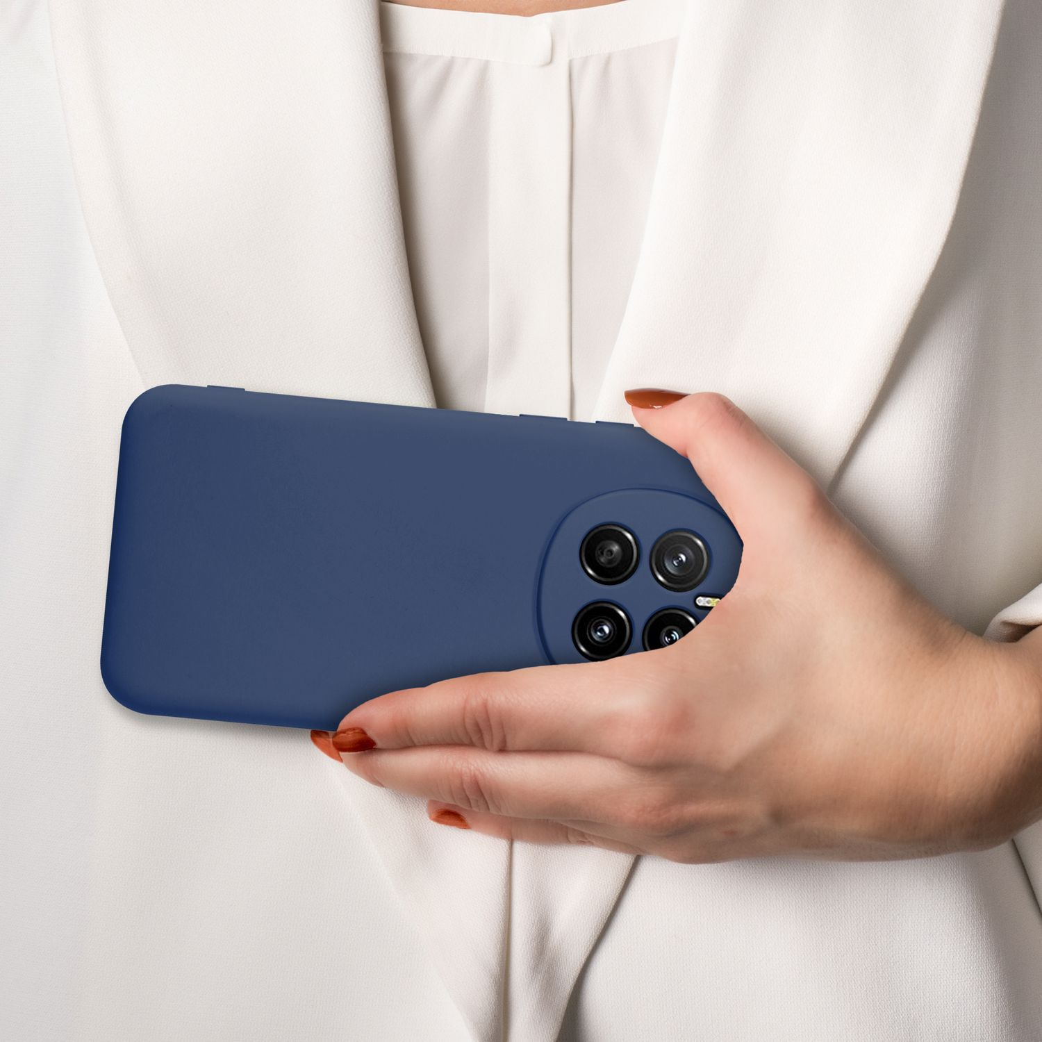 Eine Hand, die ein marineblaues Telefon mit mehreren Kameralinsen hält.