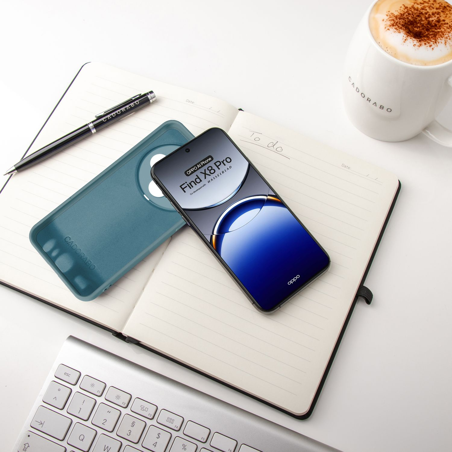 Ein Telefon und eine Hülle auf einem Notizbuch, mit Stift und Kaffeetasse.