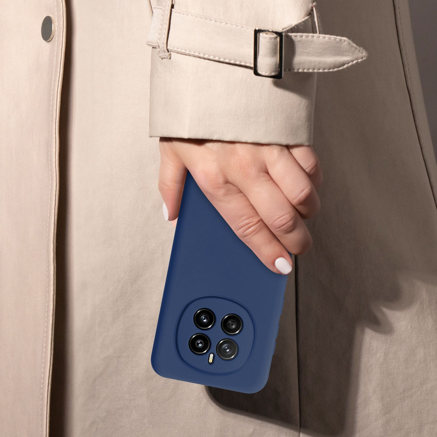 Hand hält eine blaue Handyhülle mit beigem Mantel im Hintergrund.