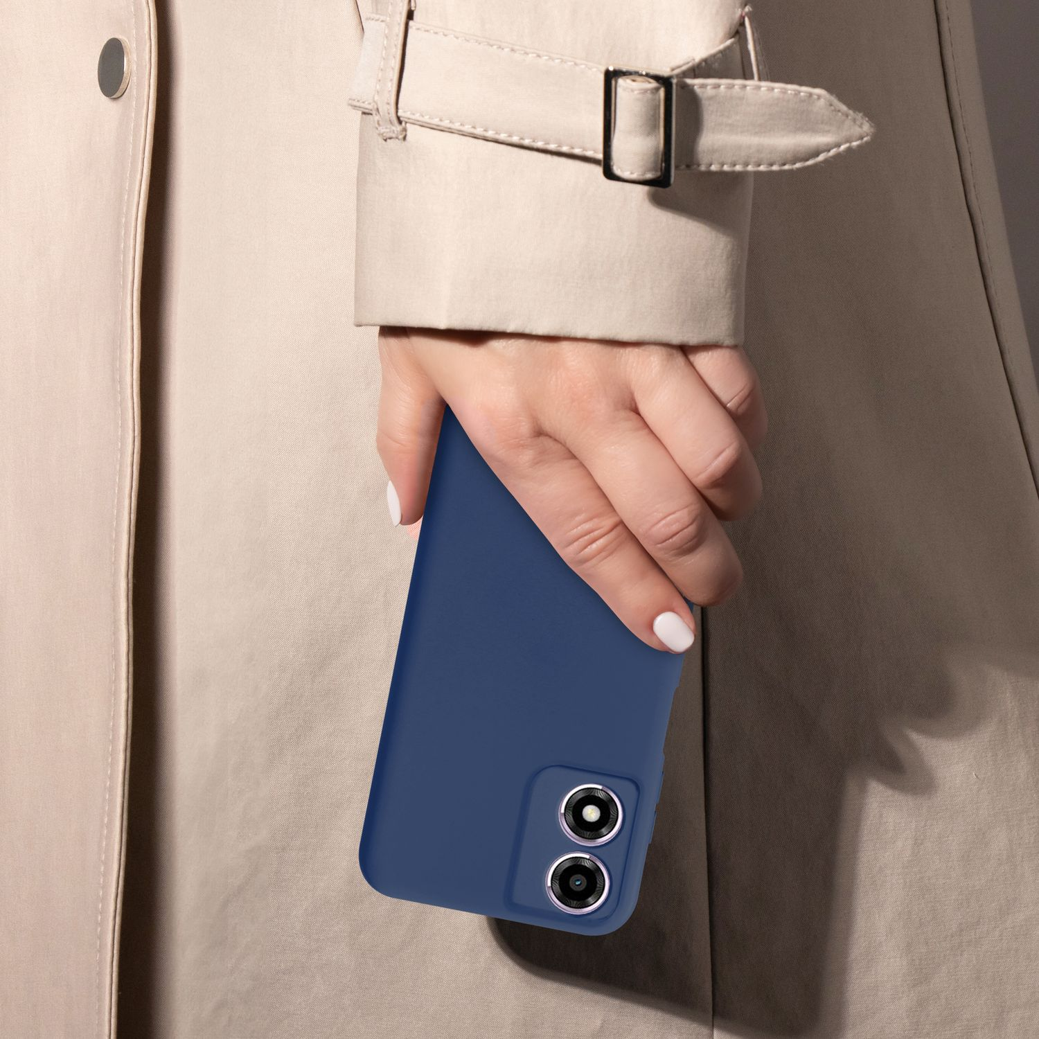 Frau hält ein marineblaues Telefon in der Hülle. Sie trägt einen beigen Trenchcoat.