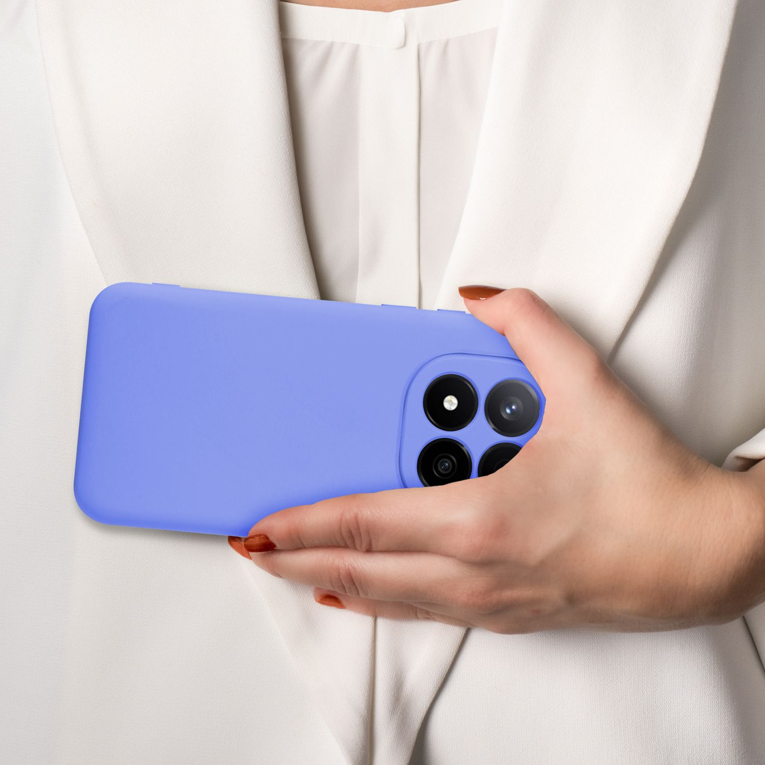 Die Hand einer Frau, die ein blaues Telefon hält.