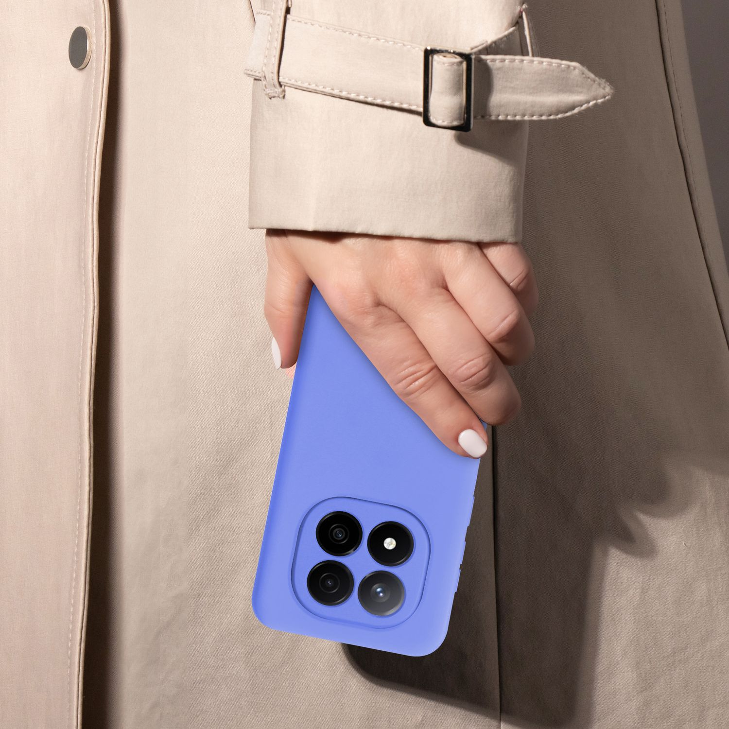 Eine Person hält eine blaue Handyhülle. Die Person trägt einen beigen Mantel. Das Telefon hat mehrere Kameralinsen.