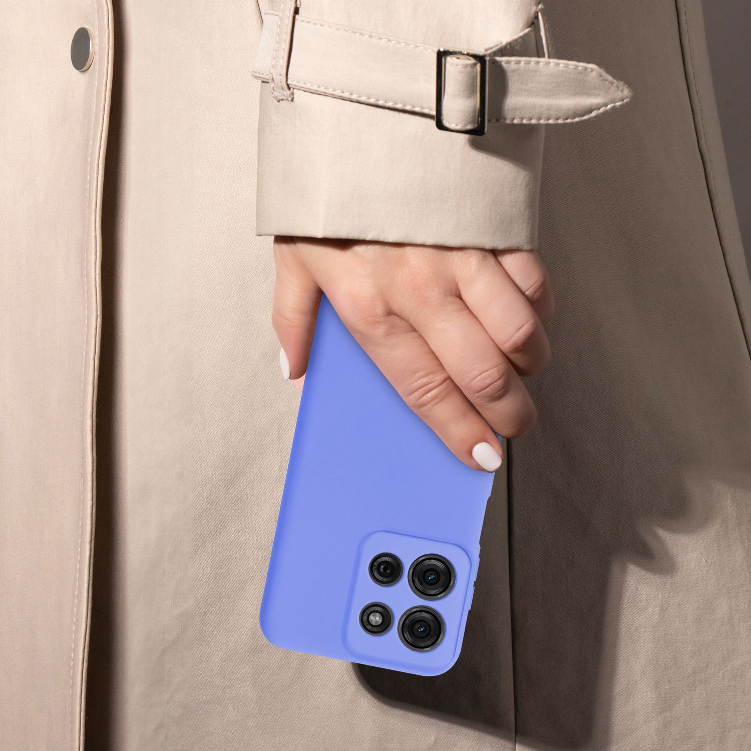 Frau hält eine lila Handyhülle, im Hintergrund ein Trenchcoat.