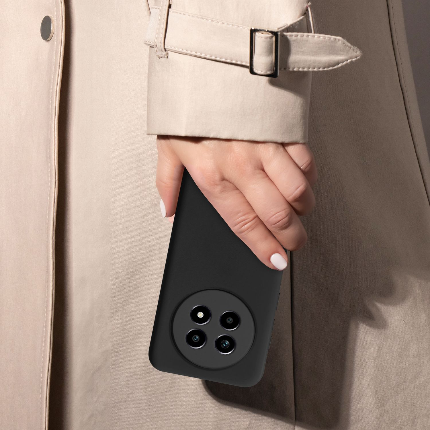 Eine schwarze Handyhülle, die von einer Hand gehalten wird, vor einem beigefarbenen Trenchcoat.