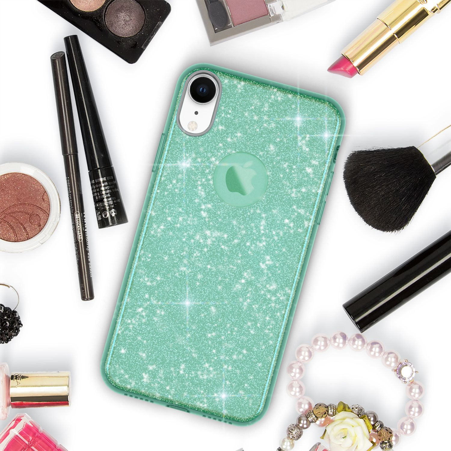 Handyhülle mit Glitzer, umgeben von Make-up-Artikeln. Weißer Hintergrund.