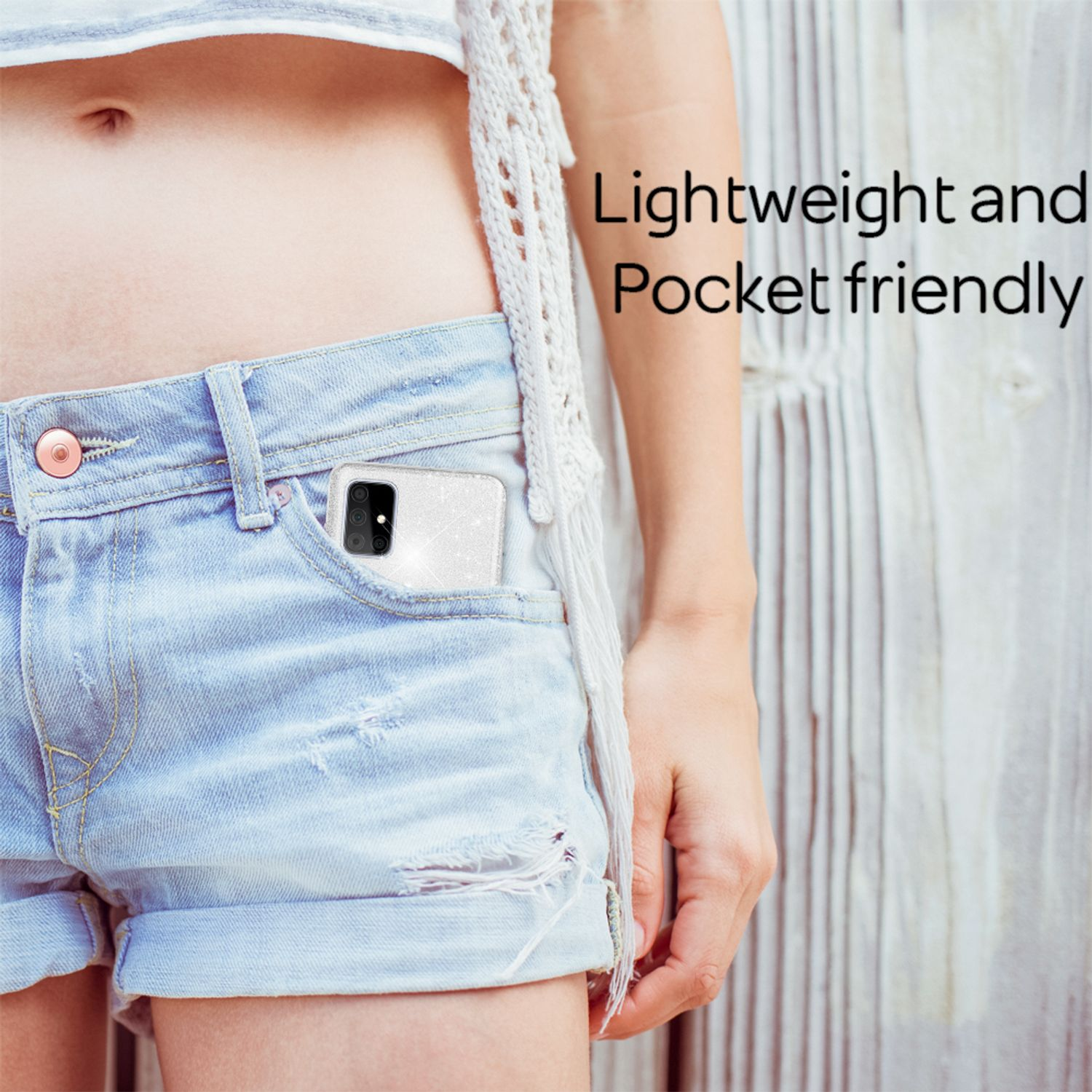 Eine Frau in Jeansshorts. Ein Telefon in der Tasche. Text: 'Leicht und taschenfreundlich'.