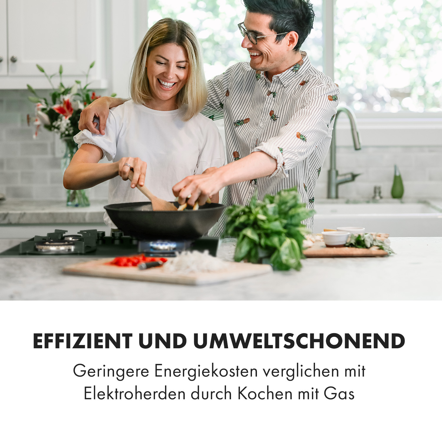 Paar kocht zusammen. Mann umarmt Frau, während sie Essen in der Pfanne rührt. Gasherd.