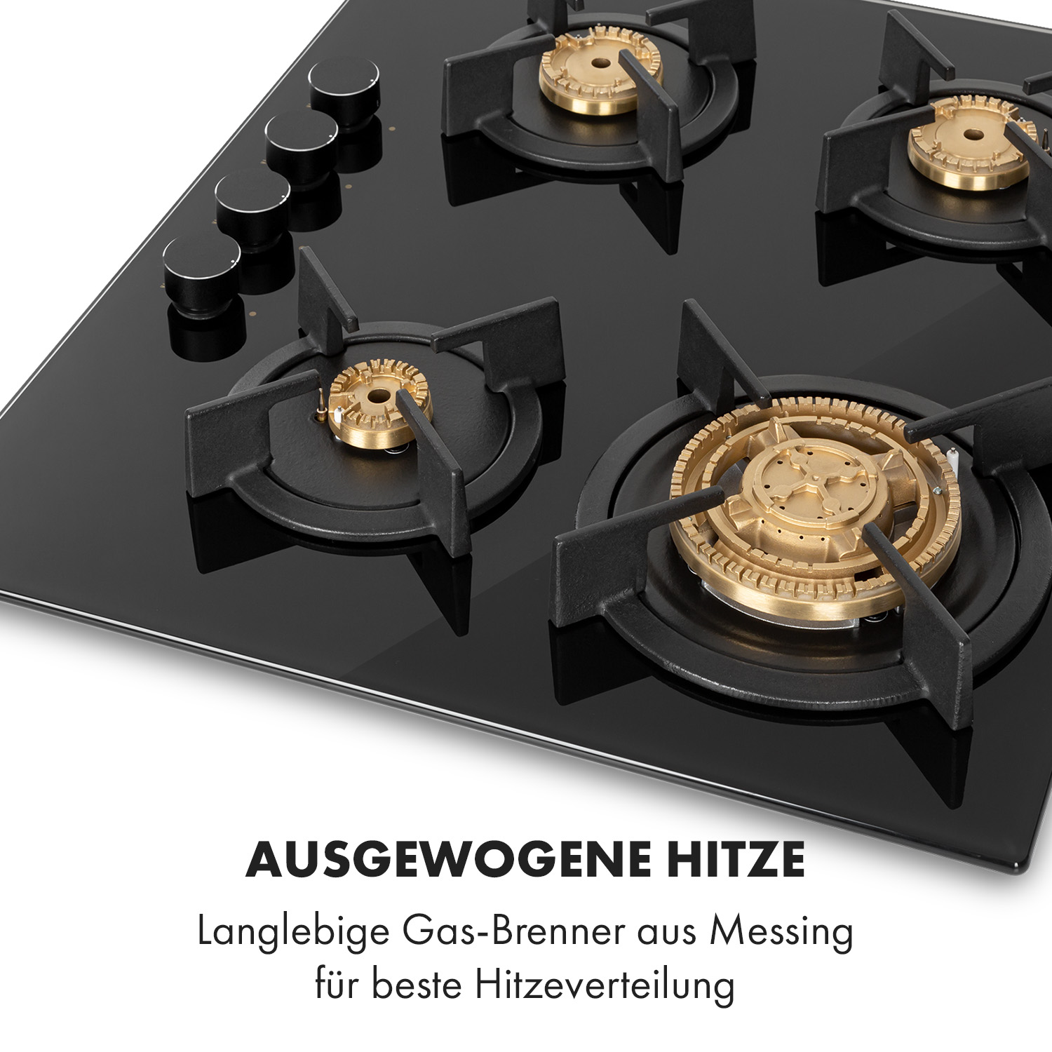 Nahaufnahme eines schwarzen Glaskochfelds mit Messingbrennern und Bedienknöpfen. Text sagt 'ausgewogene Hitze'.