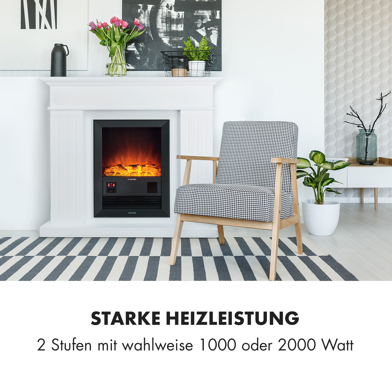 Kamin mit Flammen, Stuhl, Teppich und Gemälden. Text: Starke Heizleistung.