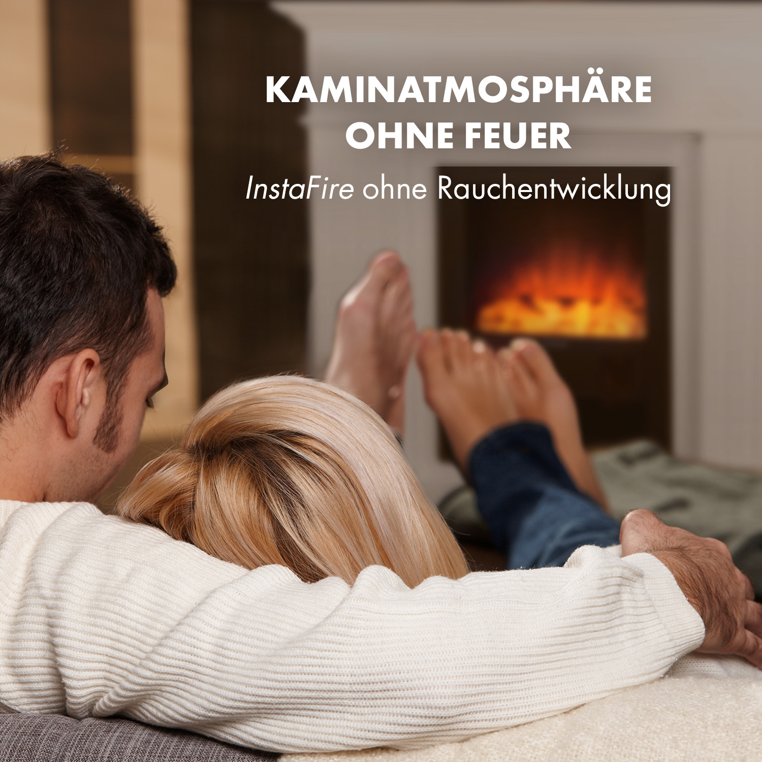 Paar auf einem Sofa, schaut auf einen Kamin. Das Feuer leuchtet. Text sagt 'Kaminatmosphäre ohne Feuer'.
