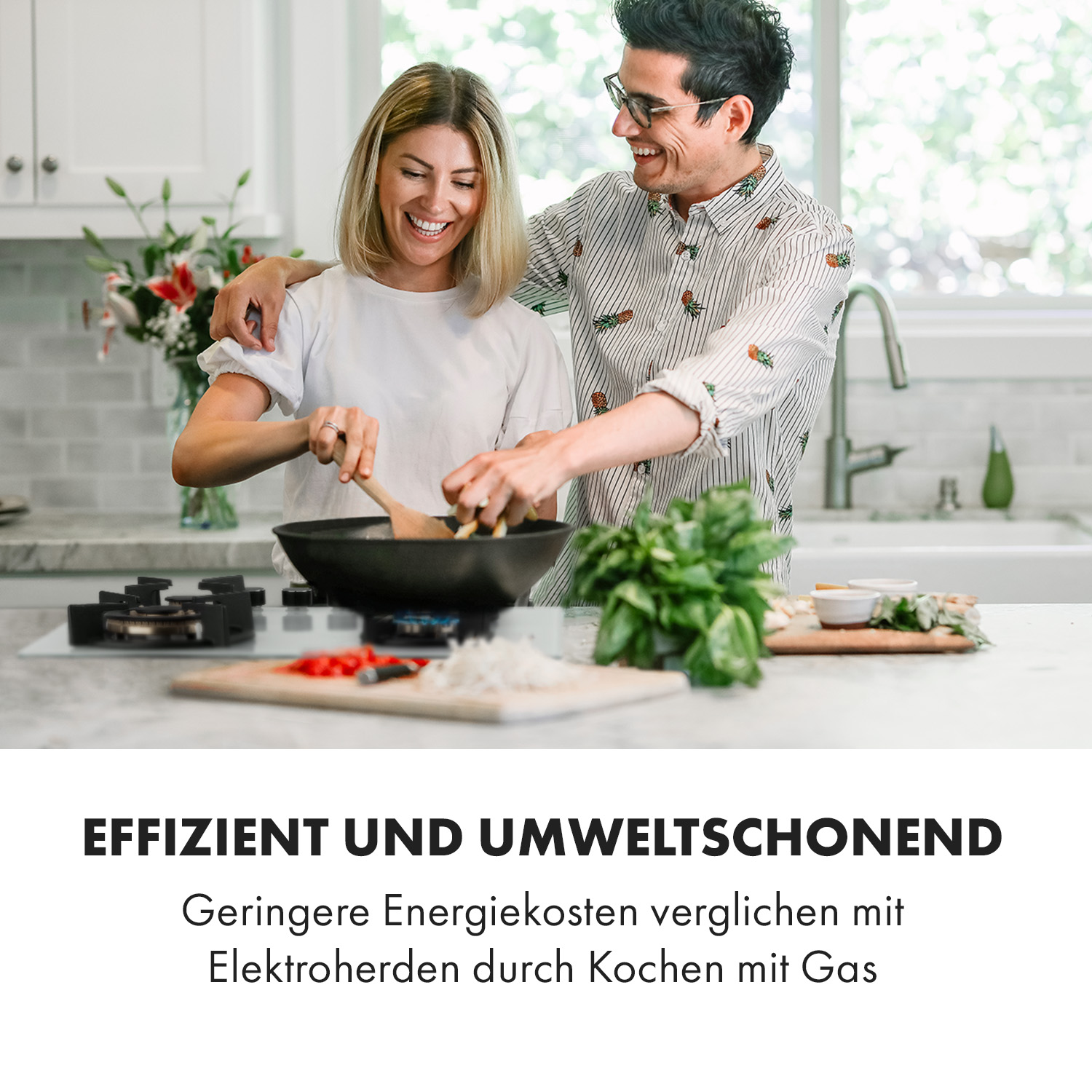 Paar kocht zusammen in der Küche. Eine Frau rührt Essen, ein Mann lächelt.