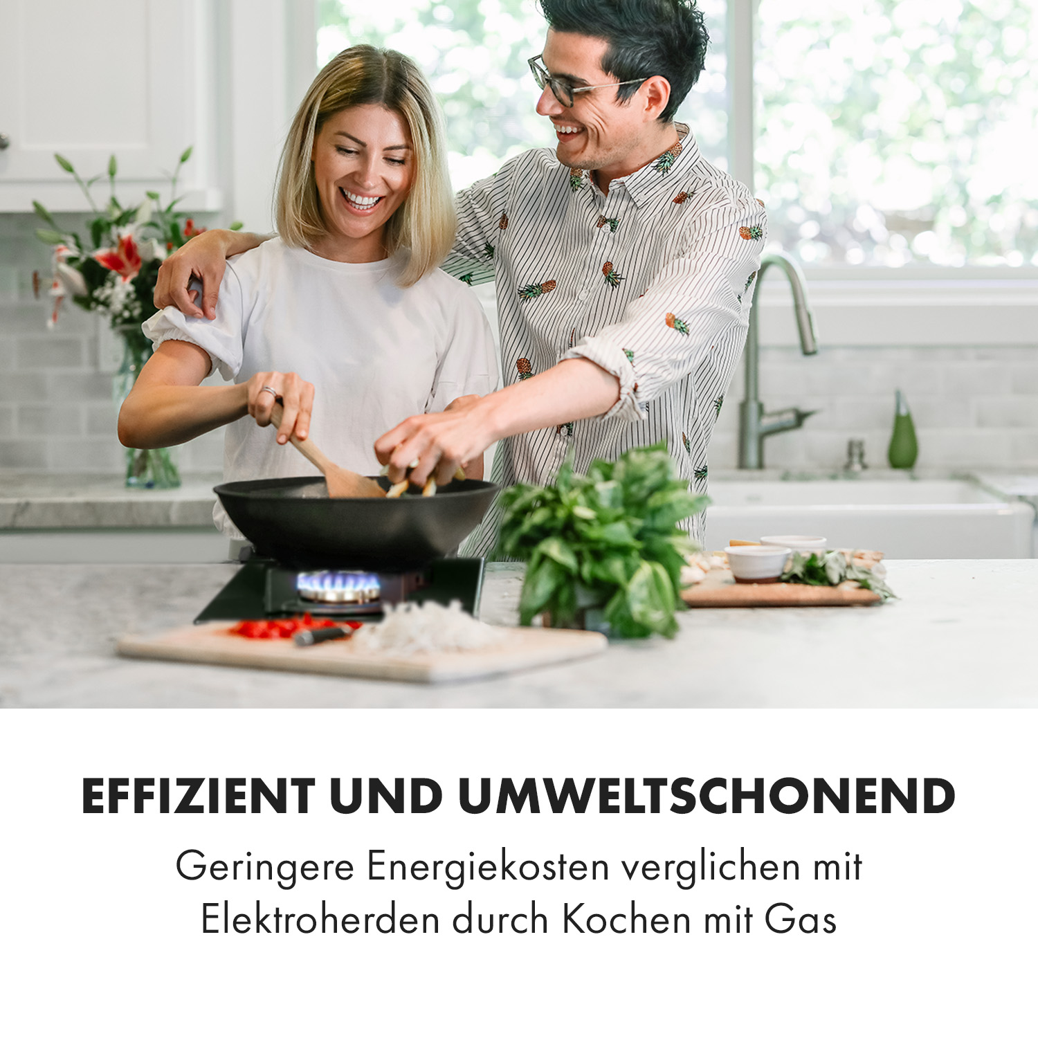 Paar kocht. Mann hat Arm um Frau. Zutaten auf der Theke. Text: Effizient und umweltschonend.