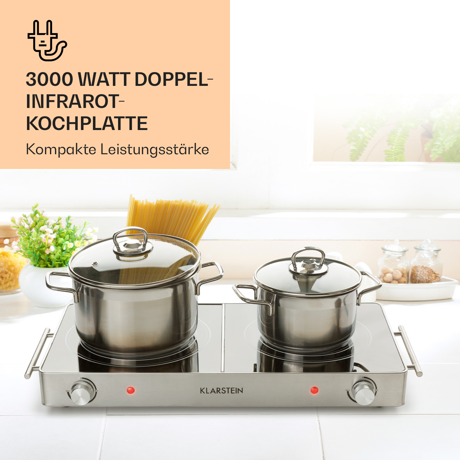 Induktionskochfeld aus Edelstahl mit zwei Töpfen und Spaghetti. Küchenumgebung.