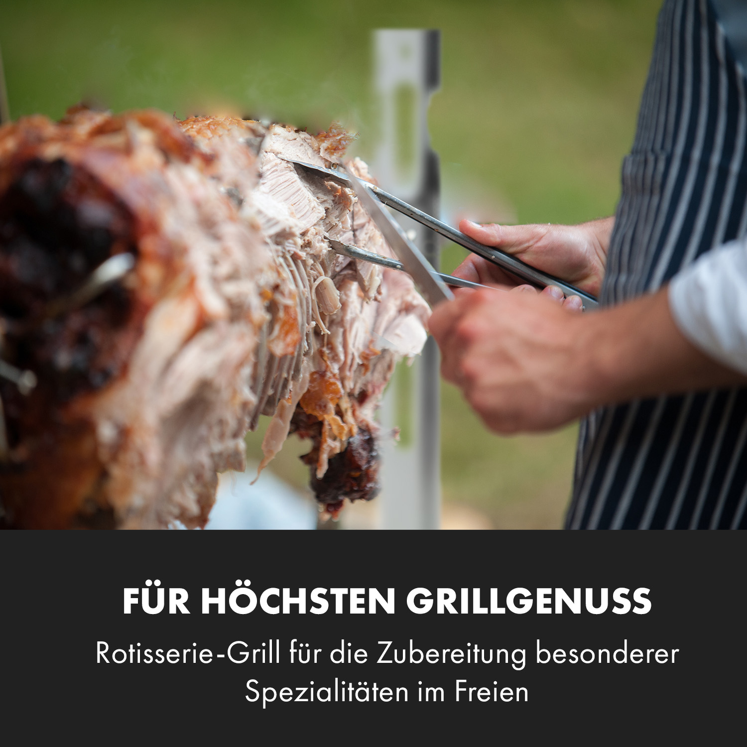 Koch schneidet gebratenes Fleisch. Drehspießgrill mit Text zum Kochen im Freien.