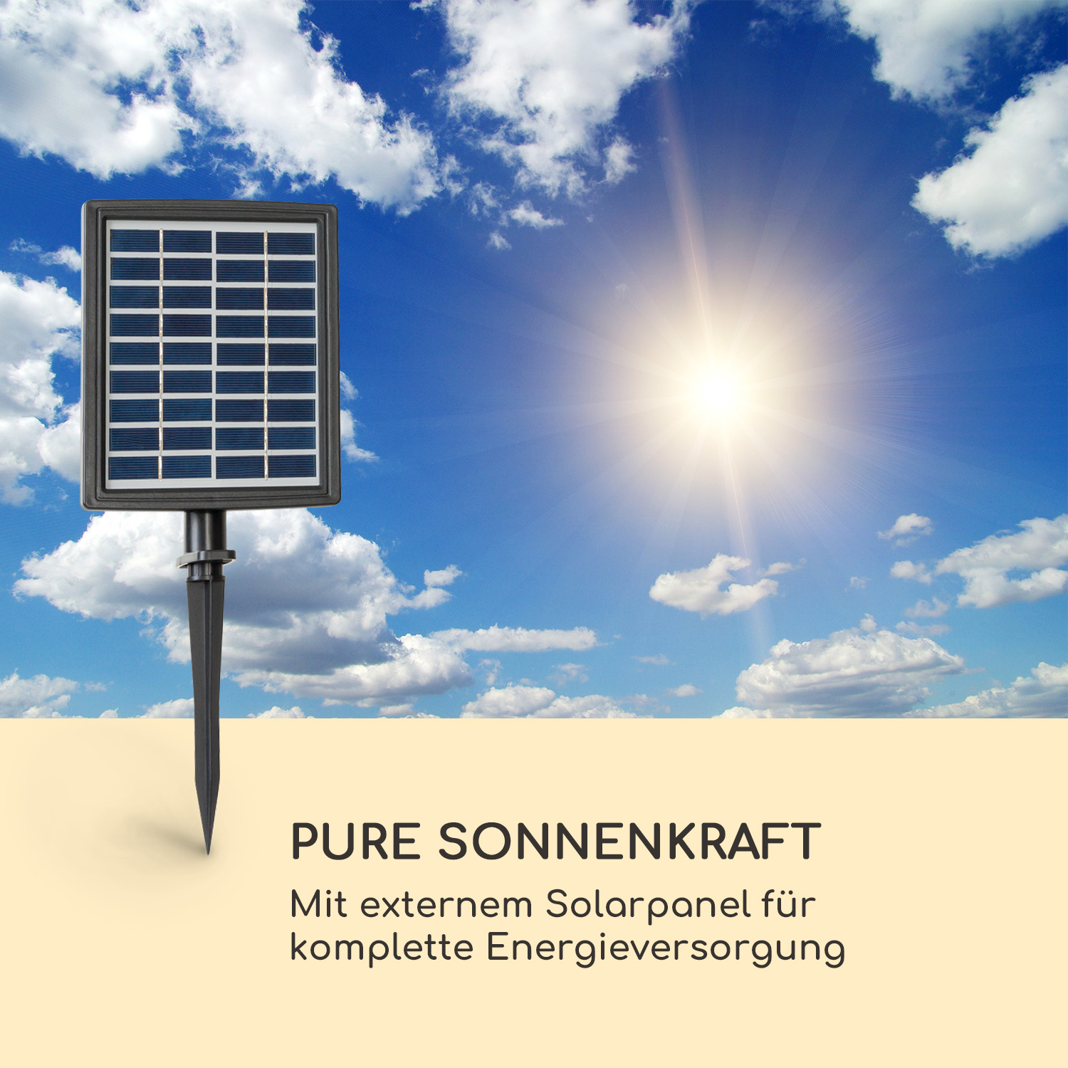 Ein kleines Solarpanel mit schwarzem Pfahl vor sonnigem Himmel mit Wolken.