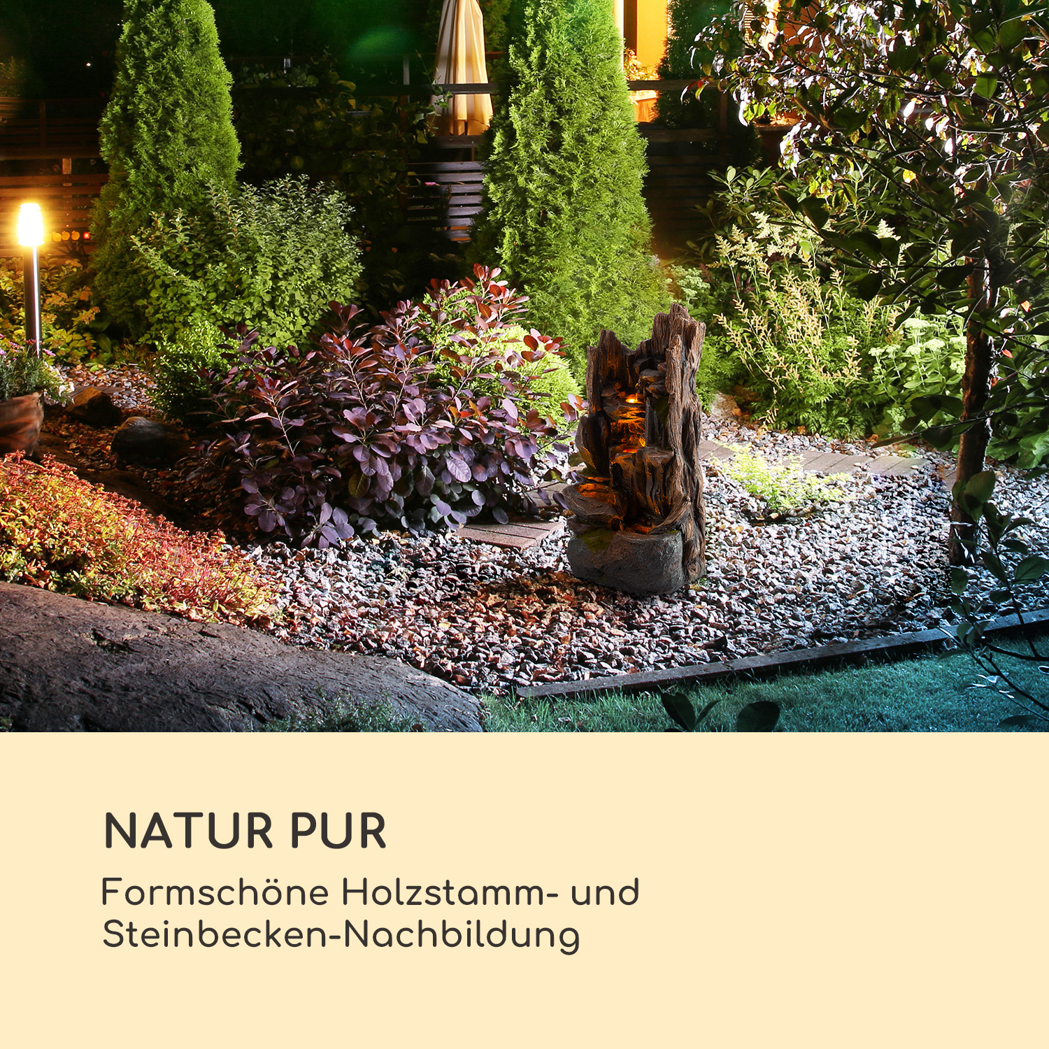 Nachtgarten mit Brunnen. Das Wasser ist beleuchtet. Text: Natur pur.