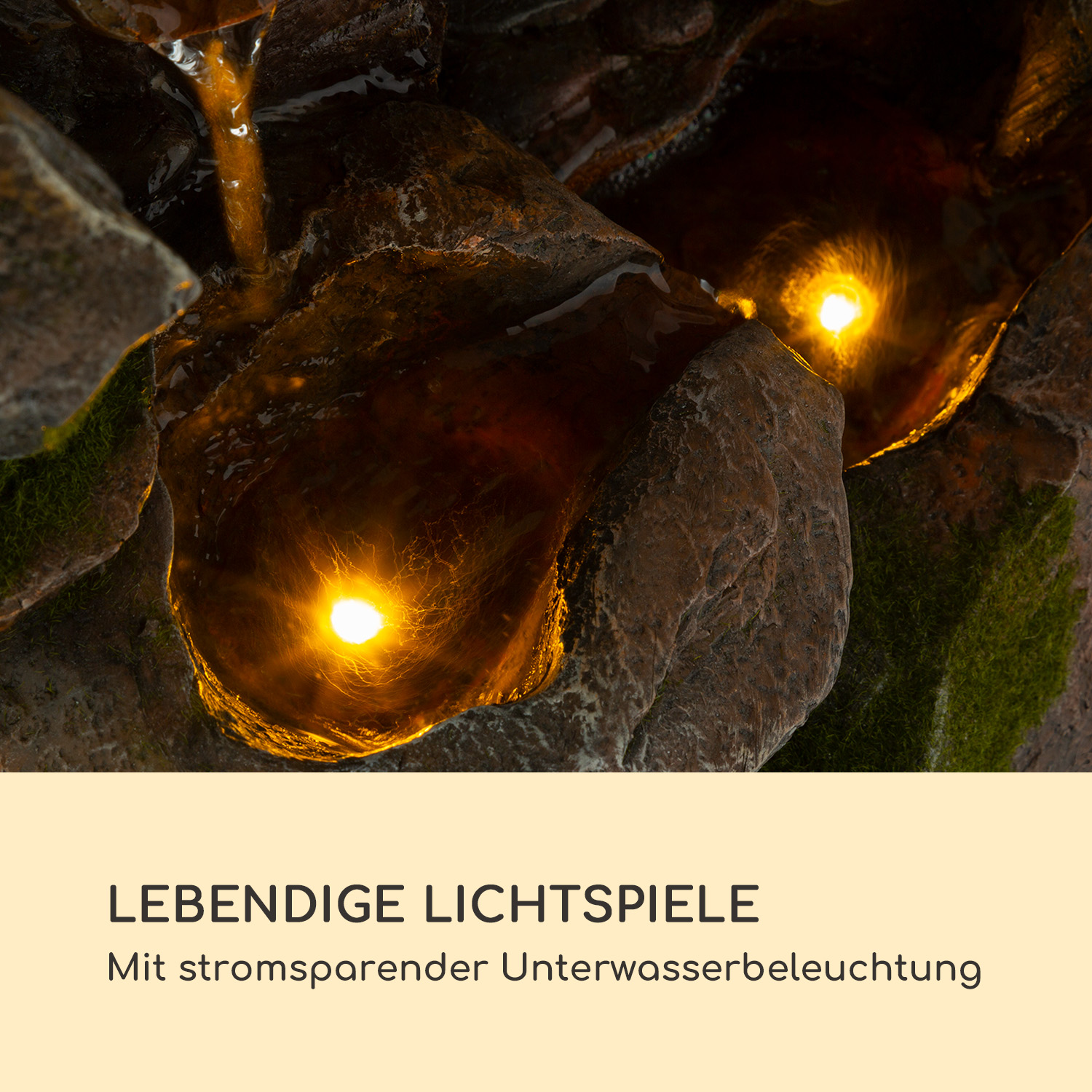 Nahaufnahme eines Felsbrunnens mit Lichtern. Wasser fließt. Text: Lebendige Lichtspiele.
