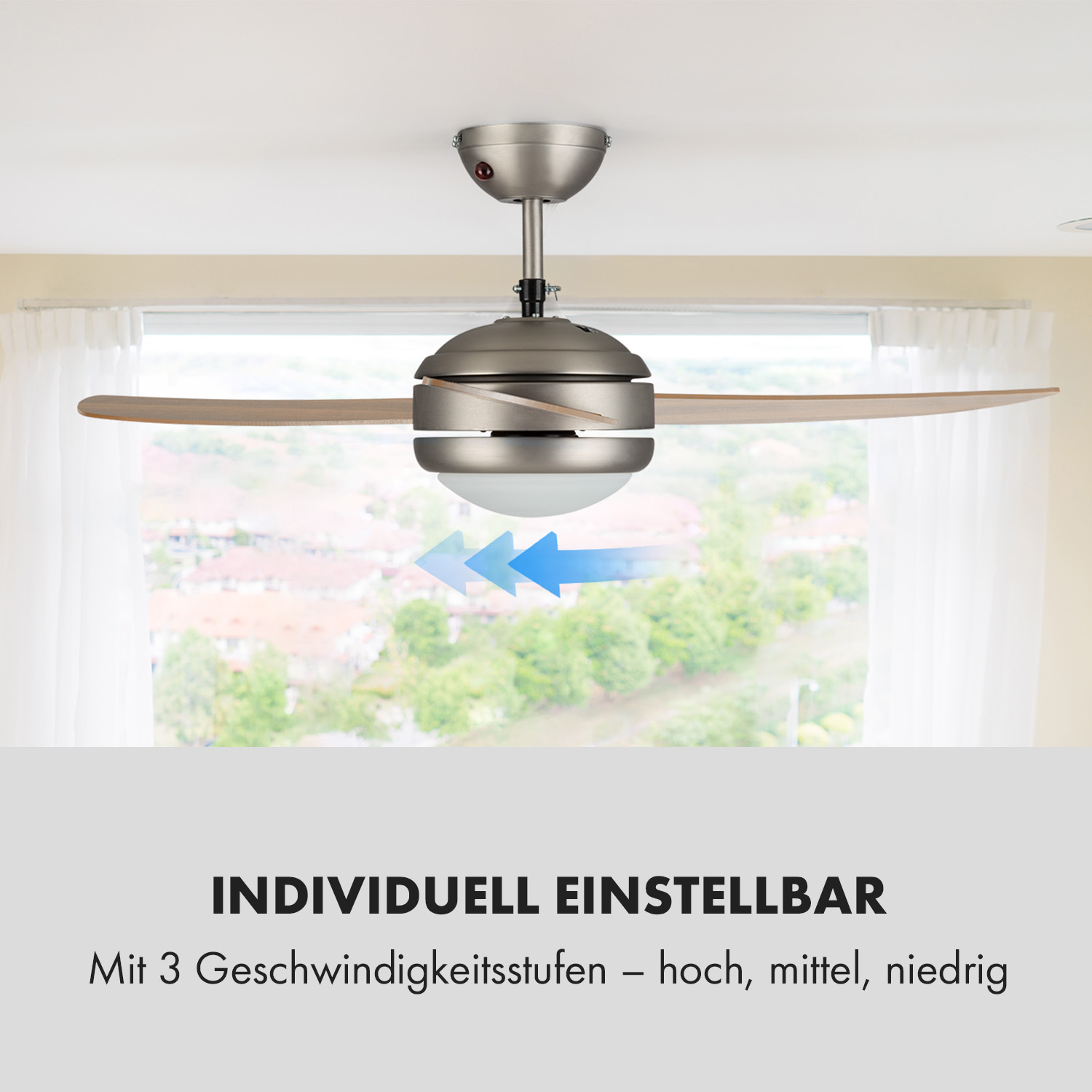 Ventilador de techo con aspas de madera y luz integrada. Cuerpo plateado. Fondo blanco.