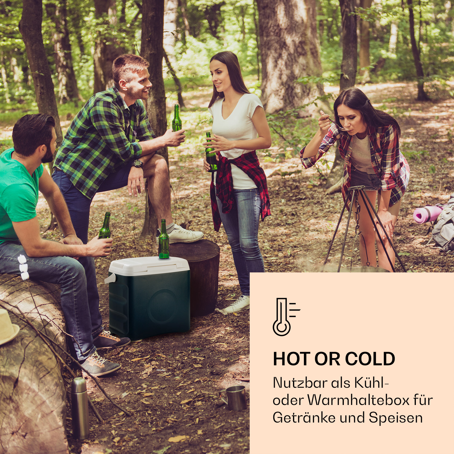 Gruppe von Menschen im Wald, einer mit Kühler und grünen Flaschen. Camping und Essen.