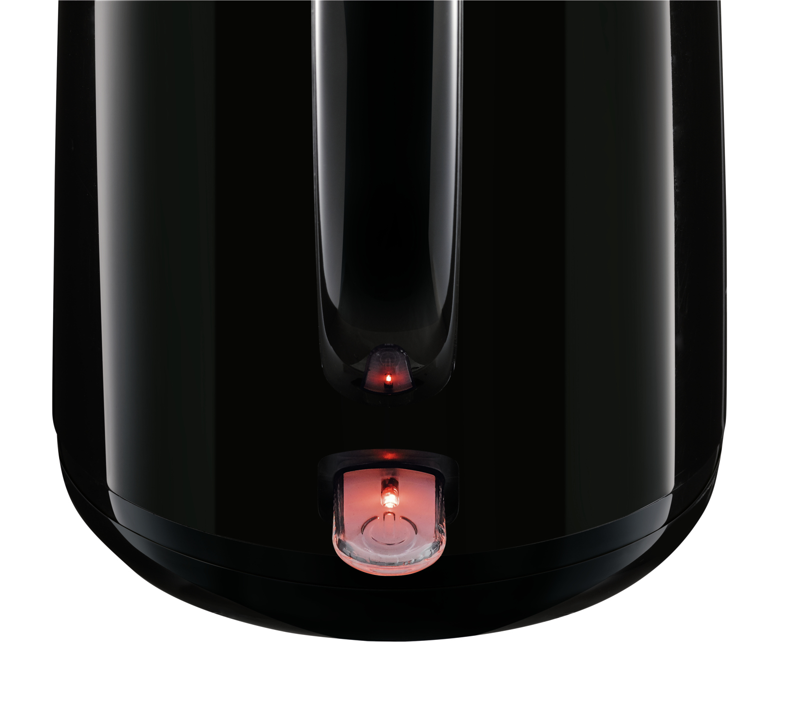 Primo piano della base di un bollitore elettrico nero. Il pulsante di accensione è illuminato di rosso.