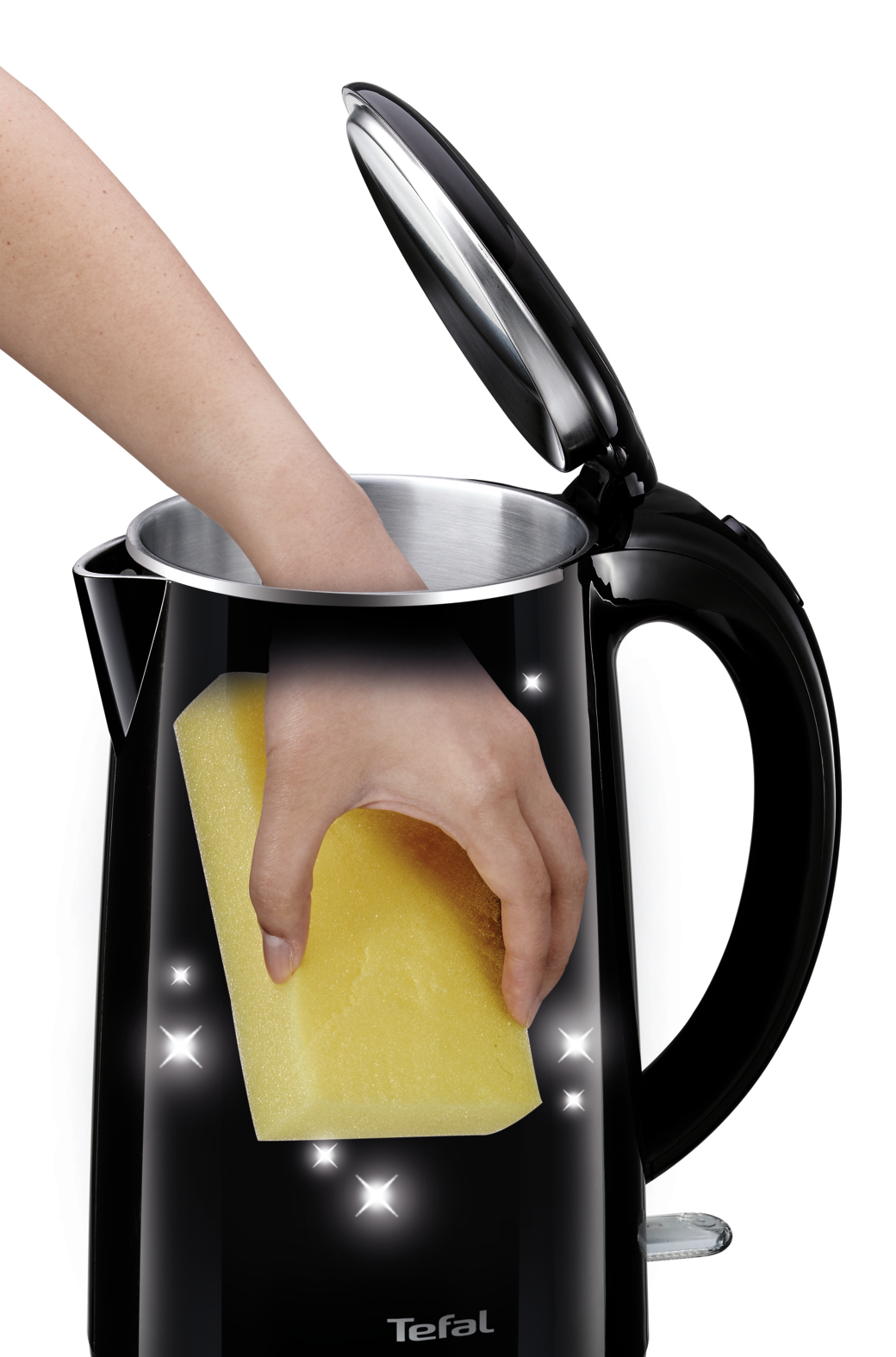 Una mano all'interno del bollitore elettrico nero, che pulisce l'interno con una spugna gialla.