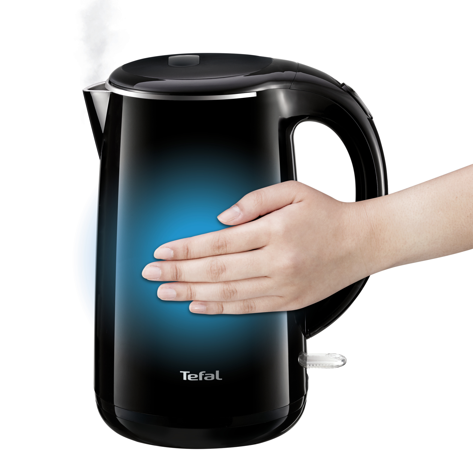 Una mano tocca un bollitore elettrico nero. Il vapore sale dal beccuccio, appare un bagliore blu.