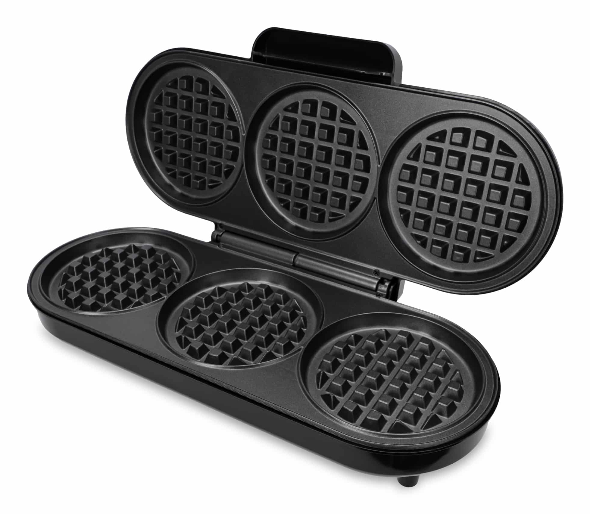 Czarny gofrownica, otwarta, z trzema okrągłymi formami do gofrów. Białe tło.