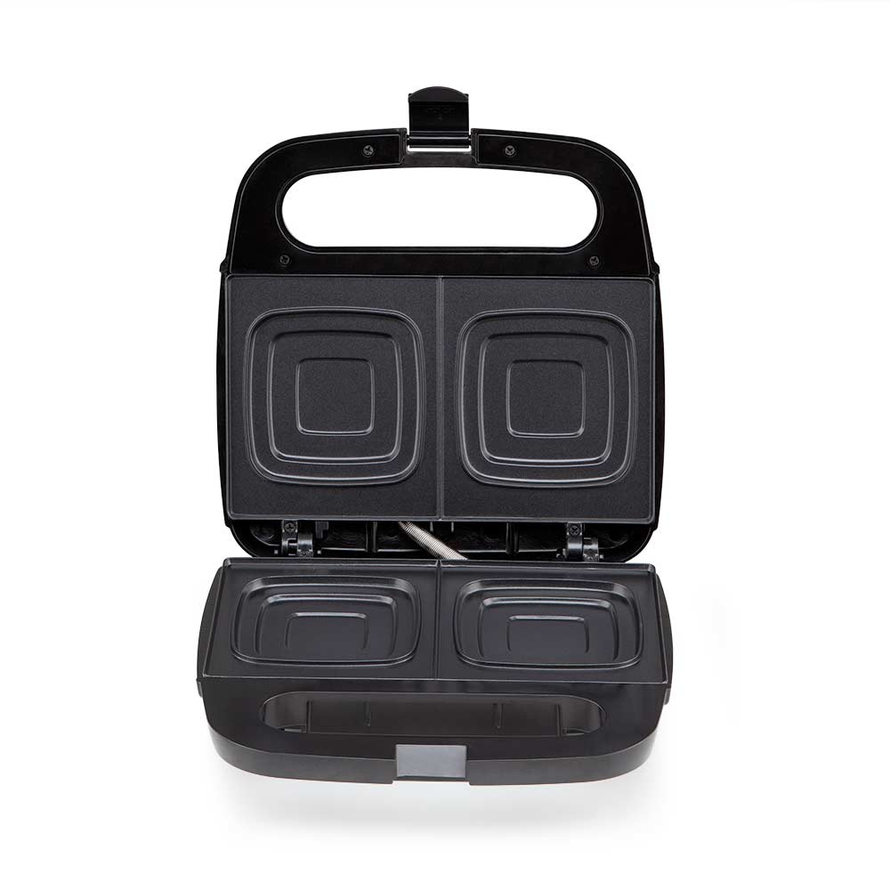 Sandwich maker nero aperto, con due scomparti quadrati, su sfondo bianco.