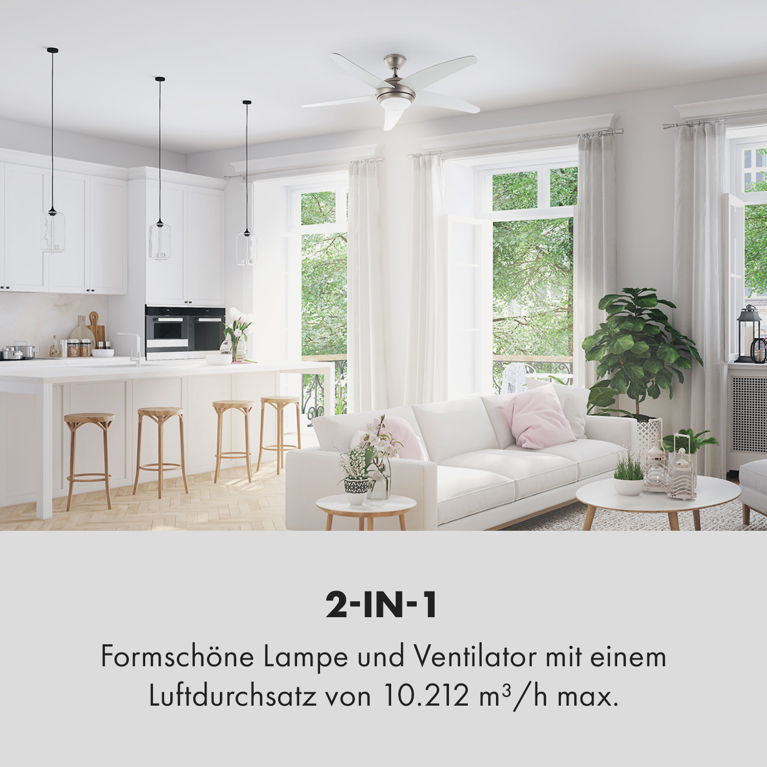 Wohnzimmer mit weißen Möbeln, Ventilator und Hängelampen. Fenster bietet Aussicht.