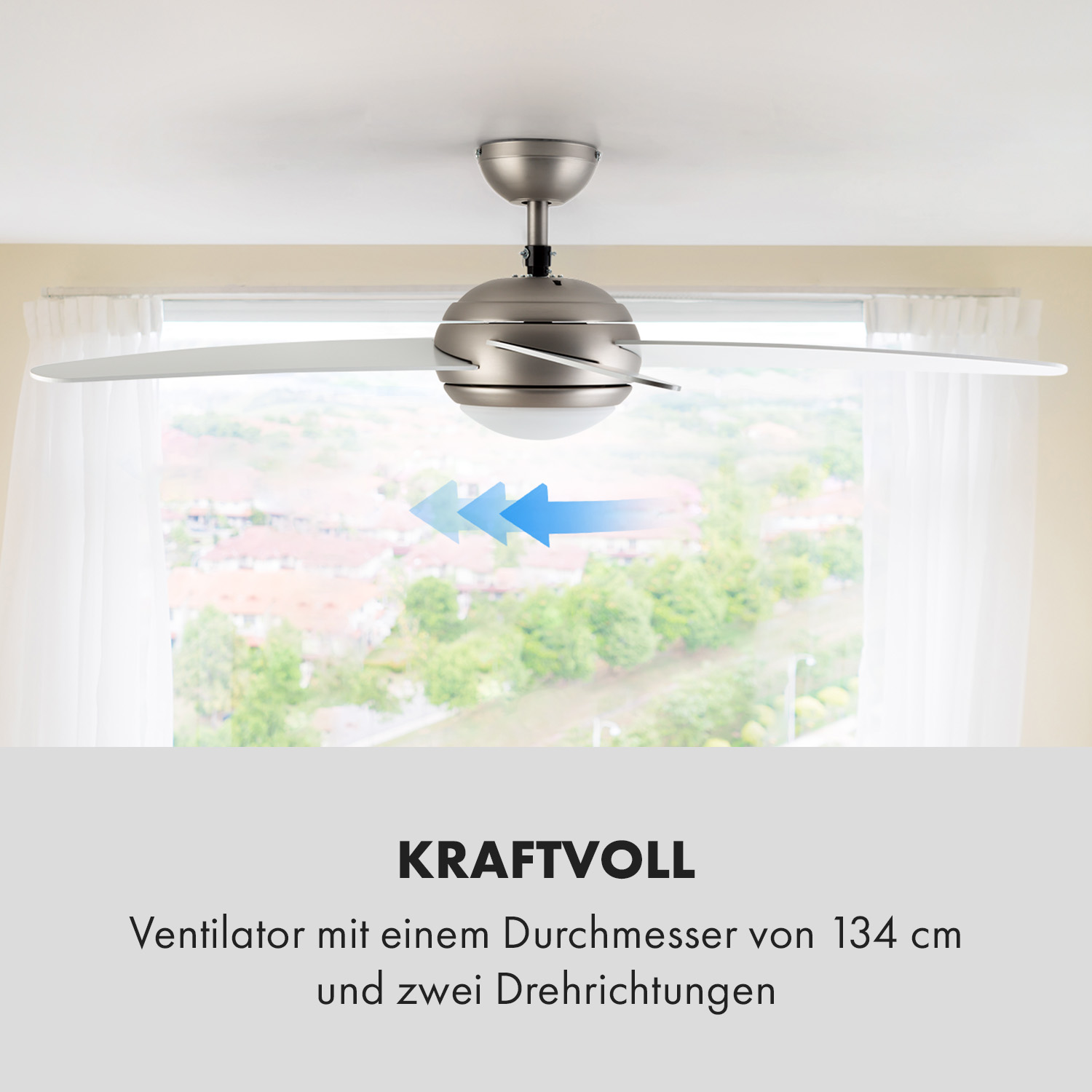 Ein Deckenventilator mit drei Flügeln und einem Fenster im Hintergrund.