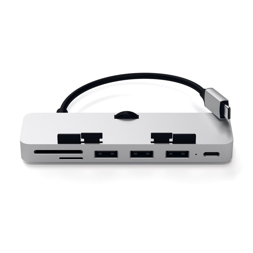 Un concentrador USB-C de color plateado con múltiples puertos. Un cable negro está conectado al concentrador.