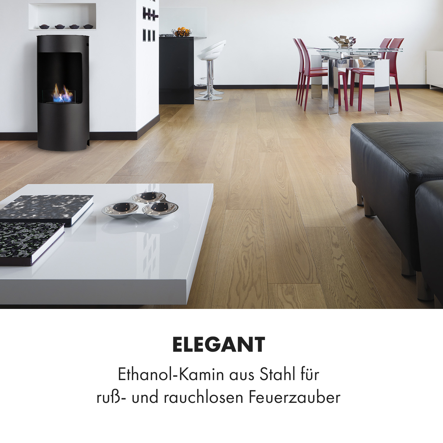 Modernes Wohnzimmer mit Ethanolkamin, weißem Tisch und schwarzem Sofa.