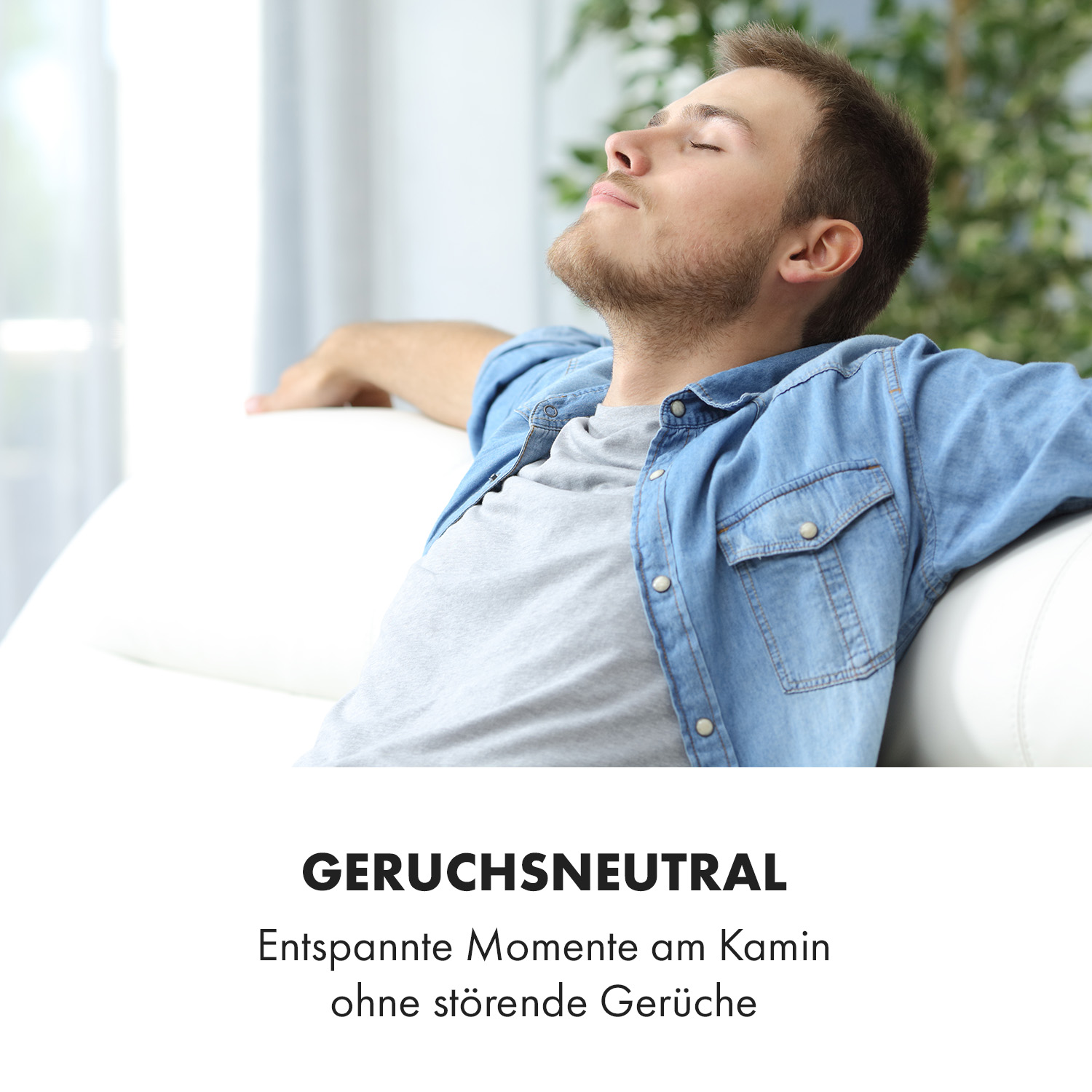 Mann entspannt auf Sofa mit Text über geruchlose Momente am Kamin.