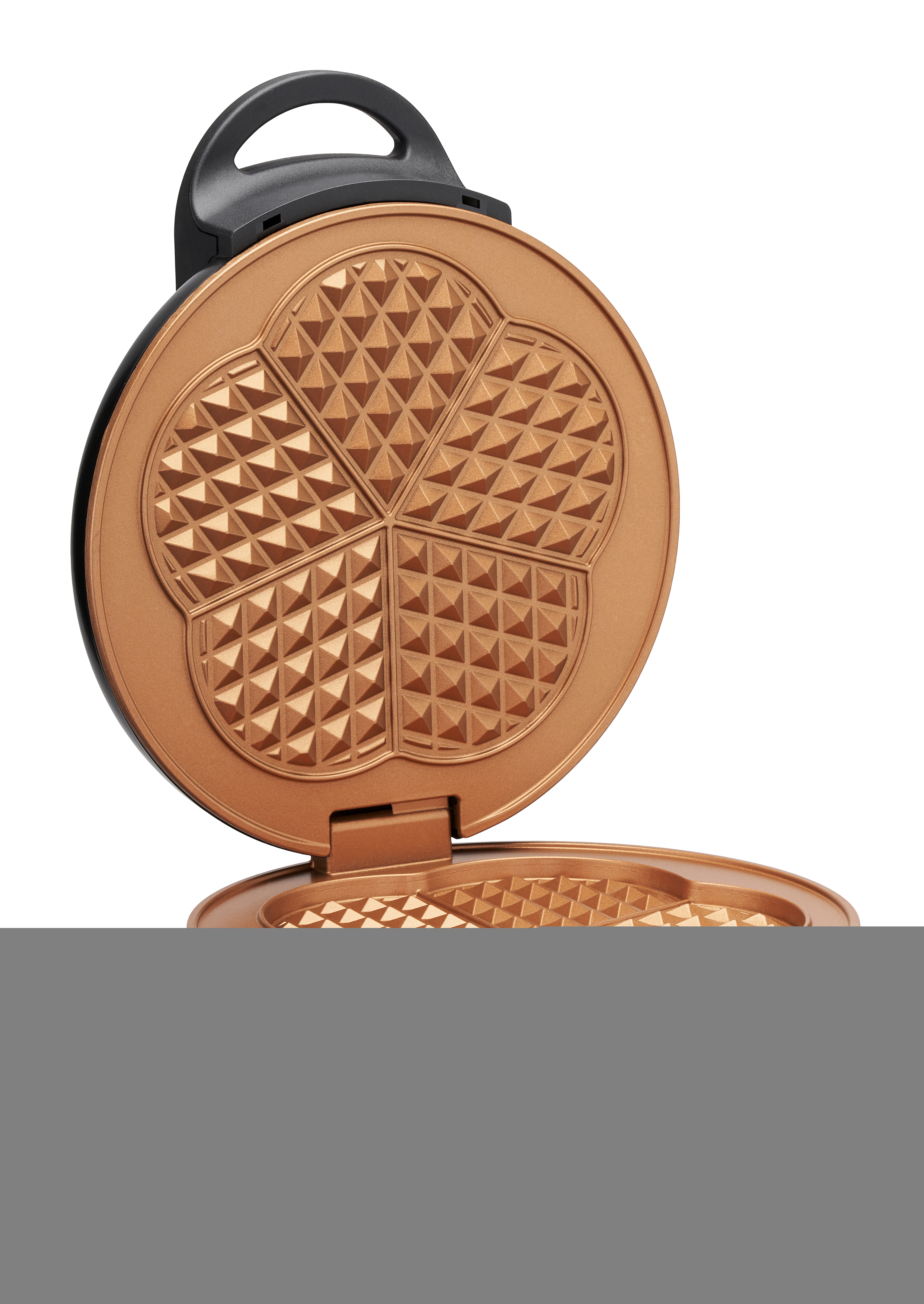 Waffeleisen offen, mit fünf herzförmigen Formen. Goldbraune Oberfläche und schwarzer Griff.