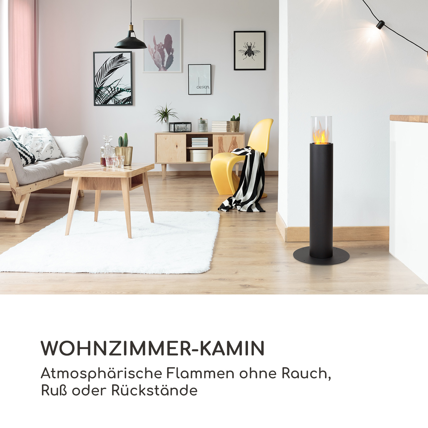 Soggiorno con camino, opere d'arte e tappeto bianco. Testo: Wohnzimmer-Kamin.