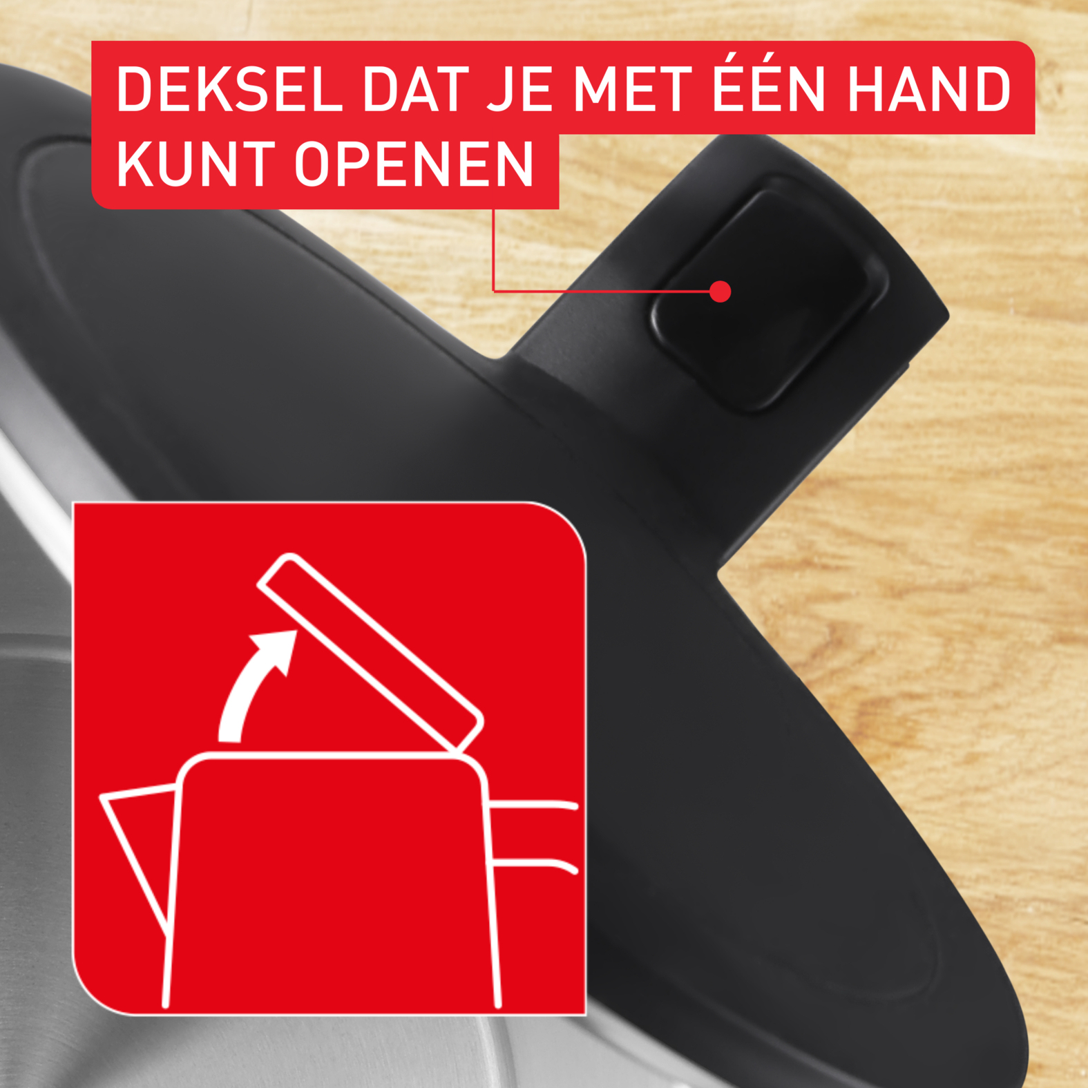 Czajnik czarny z uchwytem. Tekst: Deksel dat je met één hand kunt openen.