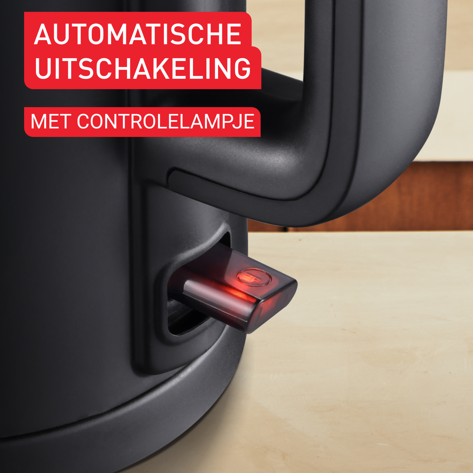 Czarny czajnik elektryczny z czerwonym przyciskiem zasilania i napisem 'Automatyczne wyłączanie'.