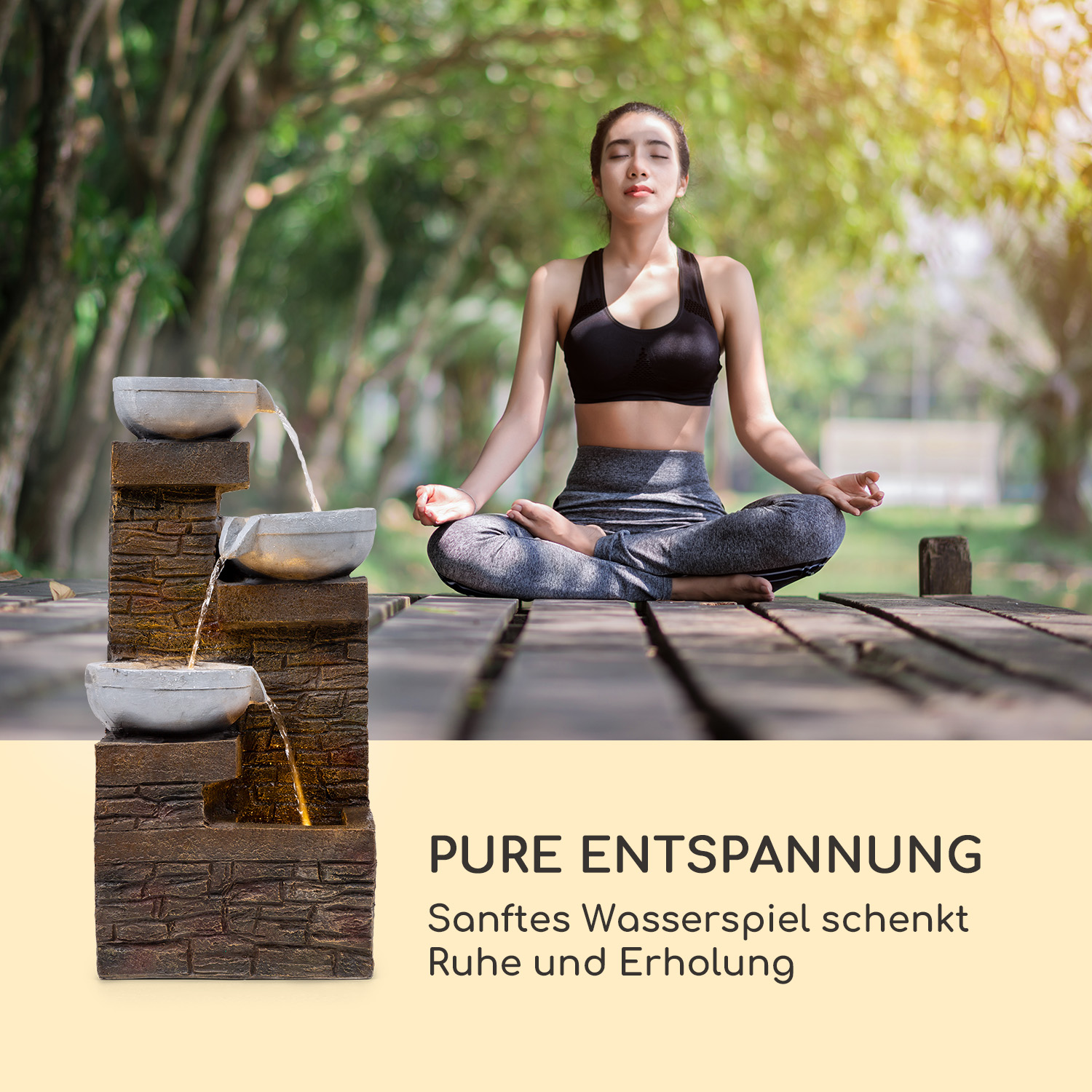 Frau meditiert in der Nähe eines mehrstufigen Wasserbrunnens im Park.