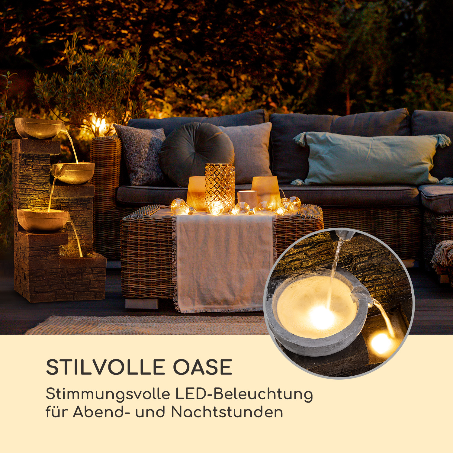 Außenszene bei Nacht. Ein dreistufiger Steinfbrunnen mit fließendem Wasser. Lichter und Sitzbereich.