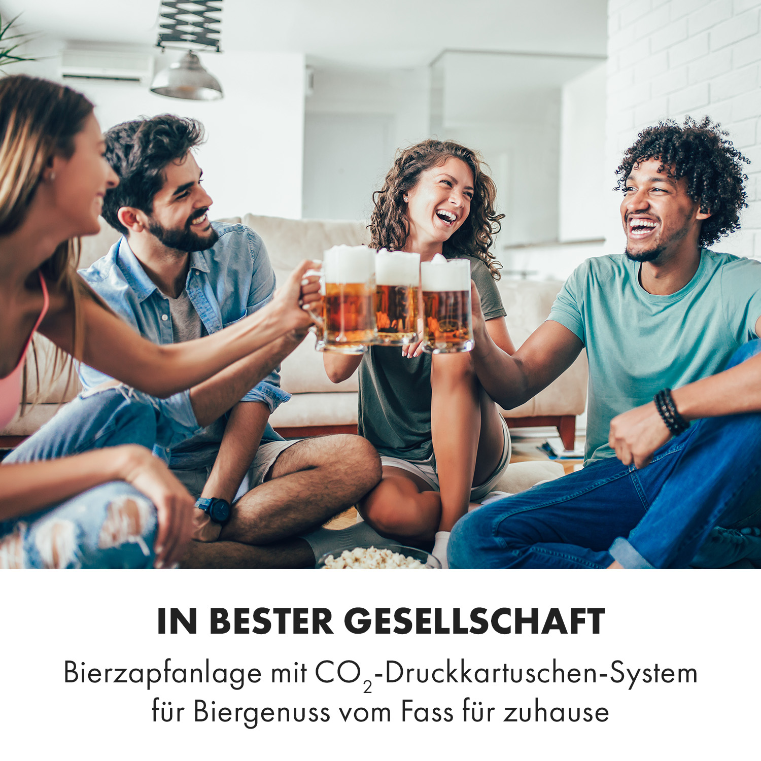 Vier Personen stoßen mit Bierkrügen an. Text: 'IN BESTER GESELLSCHAFT'.