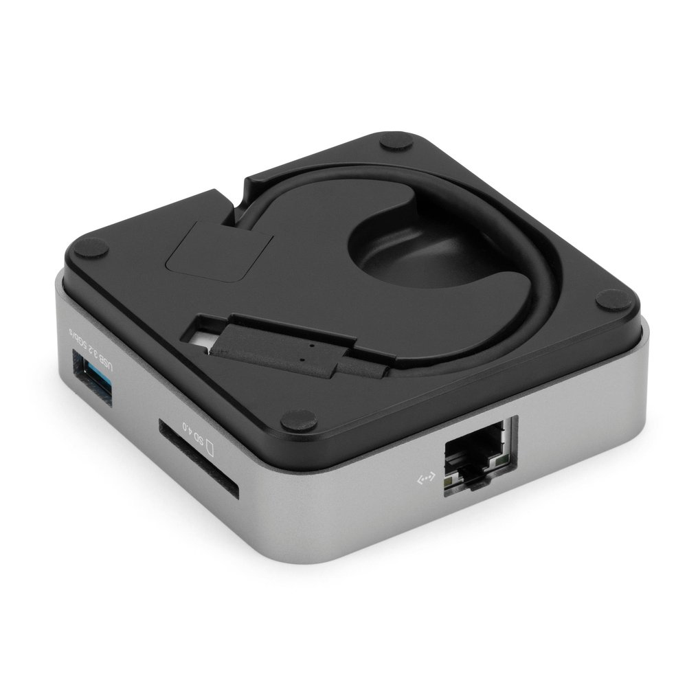 Zilveren en zwarte USB-hub. Toont poorten en een oplaadstation.