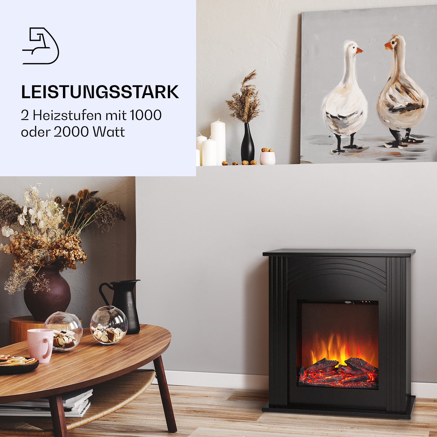 Schwarzer Elektrokamin mit Gänsebild, Kerzen und einem Couchtisch.