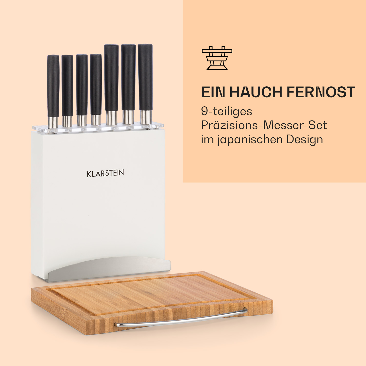 Ein weißer Messerblock mit schwarzen Messern. Ein Holzschneidebrett ist vorne. Text befindet sich auf dem Block.