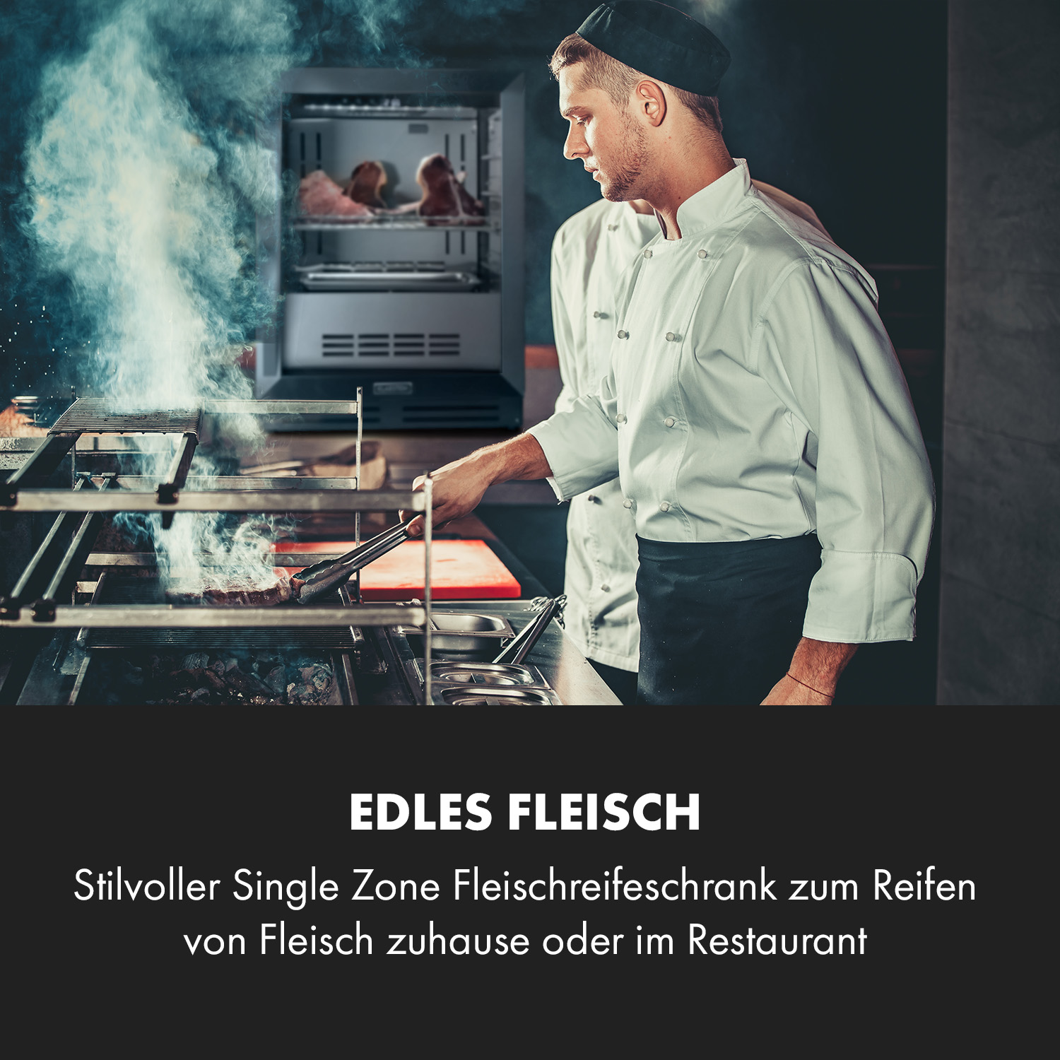 Köche grillen Fleisch. Ein Fleischkühlschrank befindet sich im Hintergrund.