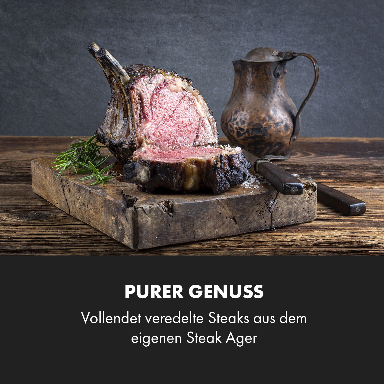 Ein gekochtes Ribeye-Steak auf einem Holzbrett mit Messer und Rosmarin.