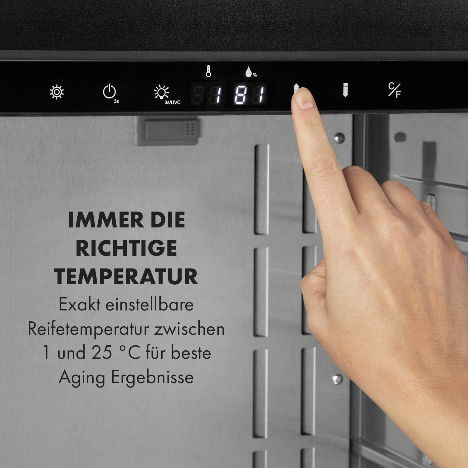 Eine Hand berührt ein digitales Display an einem Kühlschrank mit Temperaturreglern.