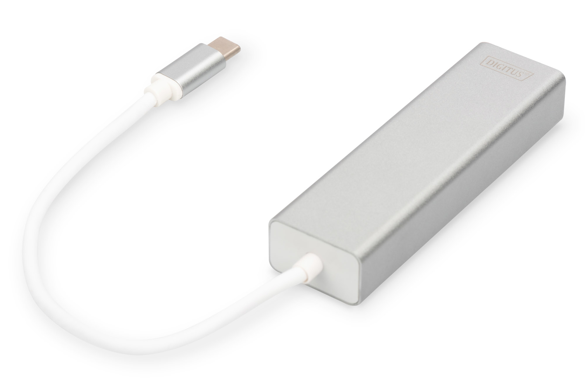Silberner USB-C-Adapter mit weißem Kabel. Der Hintergrund ist eine weiße Oberfläche.