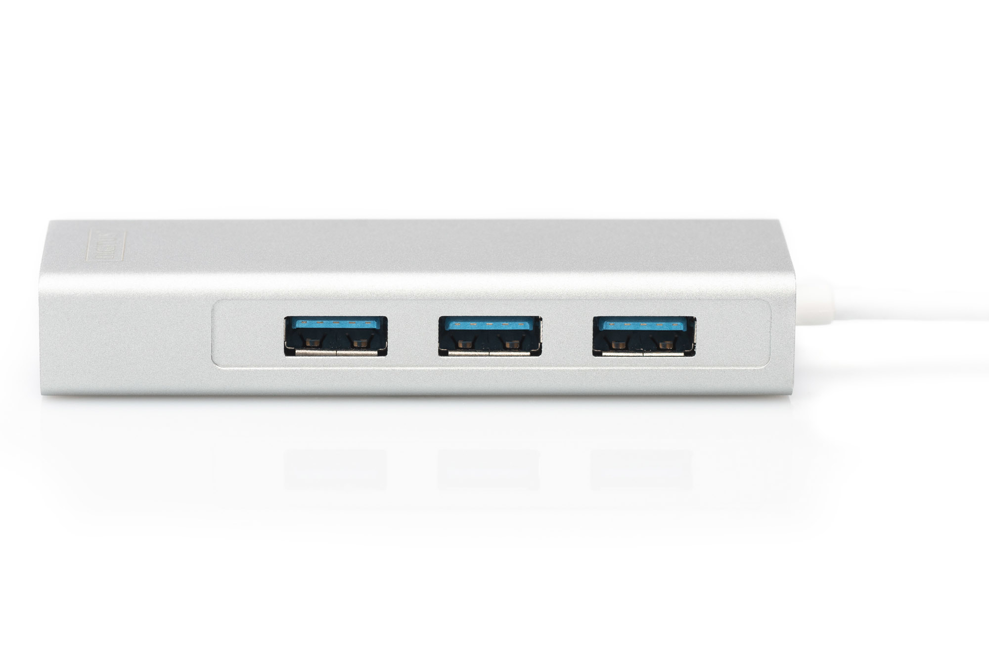 Silberner USB-Hub mit drei USB-Anschlüssen und einem weißen Kabel, auf weißem Hintergrund.
